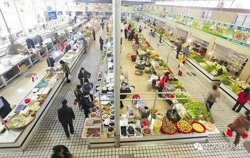 到市集或商場買東西要想不缺斤少兩,就得看商家是不是統一配的電子稱。(圖2) 到市集或商場買東西要想不缺斤少兩,就得看商家是不是統一配的電子稱。(圖2)